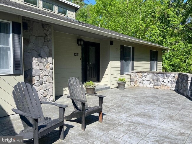 Building Photo - 1251 Hinton Dr