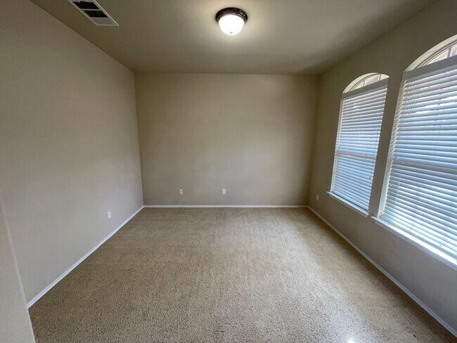 Foto del edificio - 6704 Golden Oak Ln