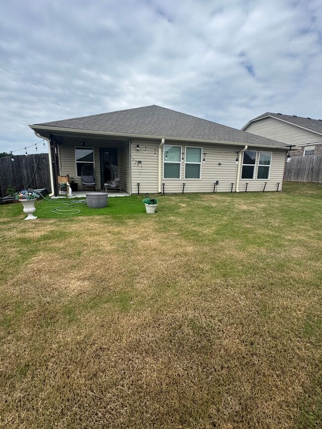 Building Photo - 4 Bedroom 2 Bath