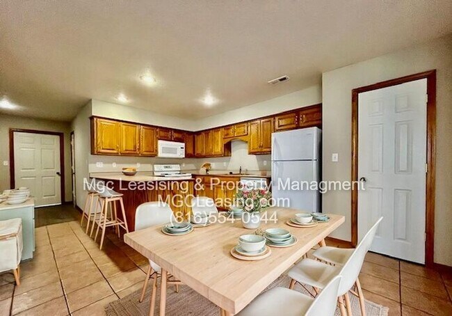 Foto del edificio - Beautiful Ranch-Style Duplex in Peculiar, MO - Available 09/22/26