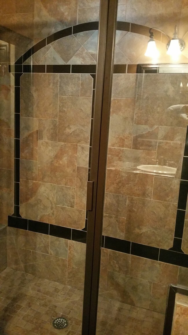 LARGE WALK IN SHOWER WITH 2 SEATS - 1410 Lamont Cir