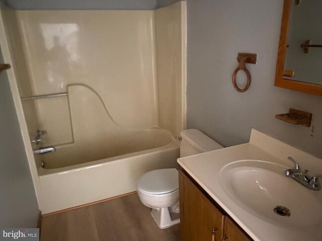 Building Photo - 113 Frank St