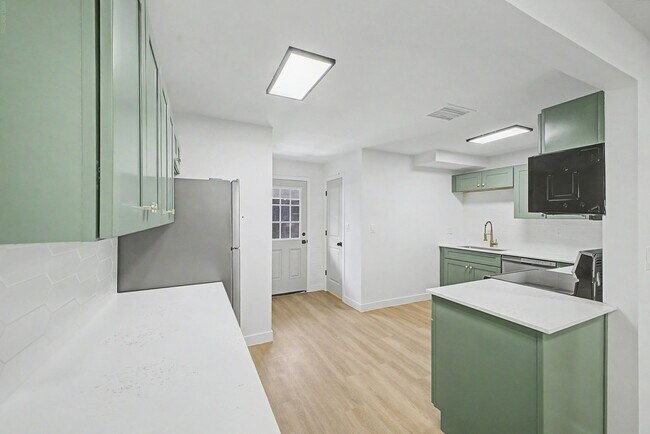Foto del edificio - Gorgeous 2 Bed + Bonus Room | Large Private Yards | Resort Pool | 8 Weeks Free Rent!