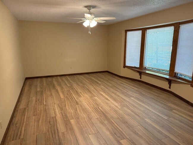 Foto del edificio - 4 Bedroom 3 Baths Southeast!  $2495