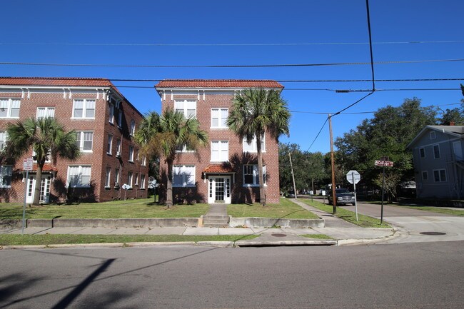 Fachada del edificio - 2623 College St