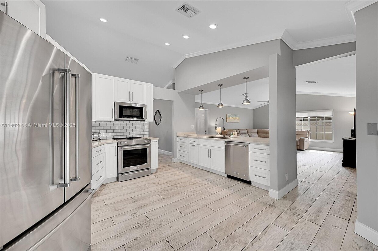 Foto principal - 9841 SW 1st St