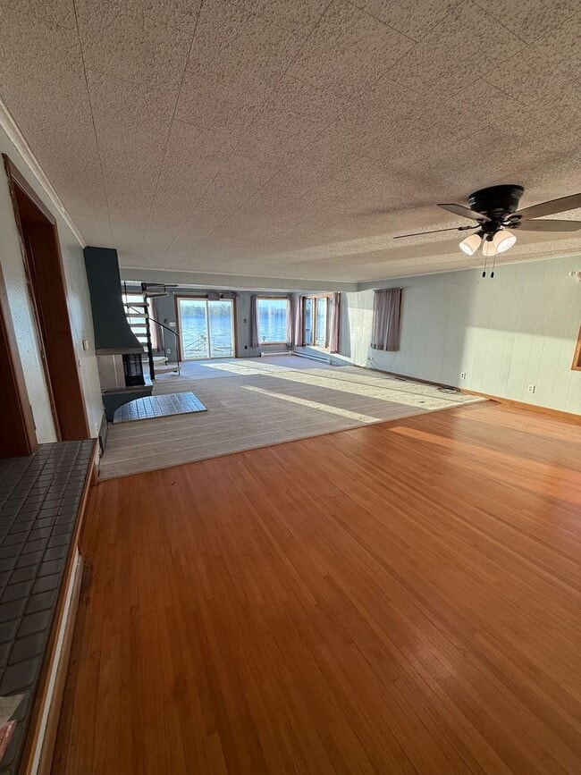 Building Photo - Lake House