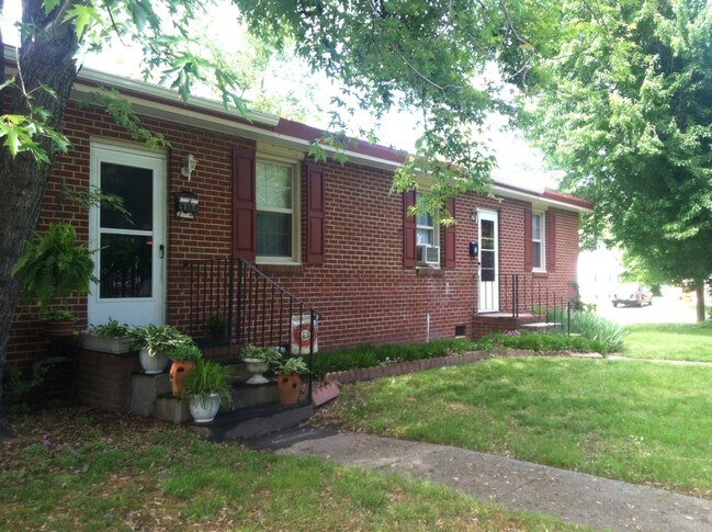 Foto del edificio - 647-649 Bellwood Rd