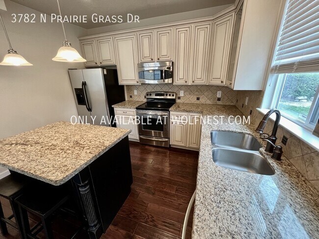 Building Photo - Beautiful 3 Bedroom Lehi Townhome! No Depo...