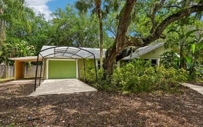 Building Photo - 255 SW Salerno Rd