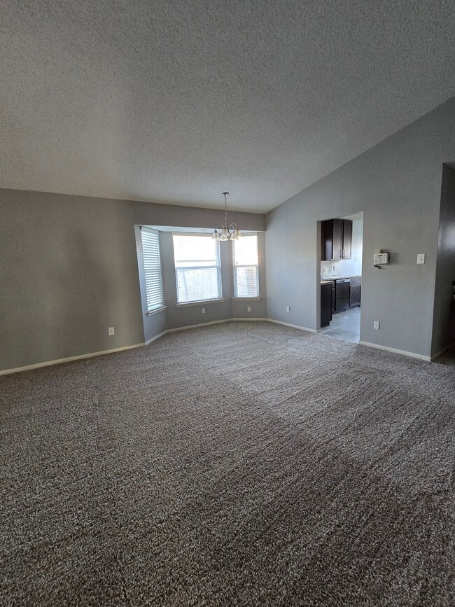 Building Photo - 3213 Honeysuckle Dr