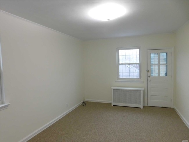 Foto del edificio - 2 bedroom in Rego Park NY 11374