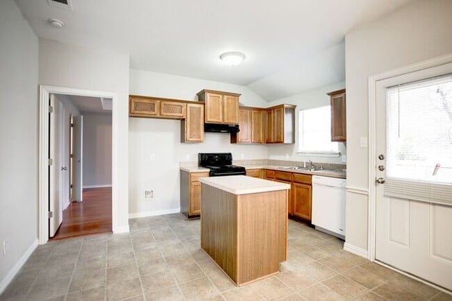 Building Photo - No Application Fees* $1000 off 1st months ...
