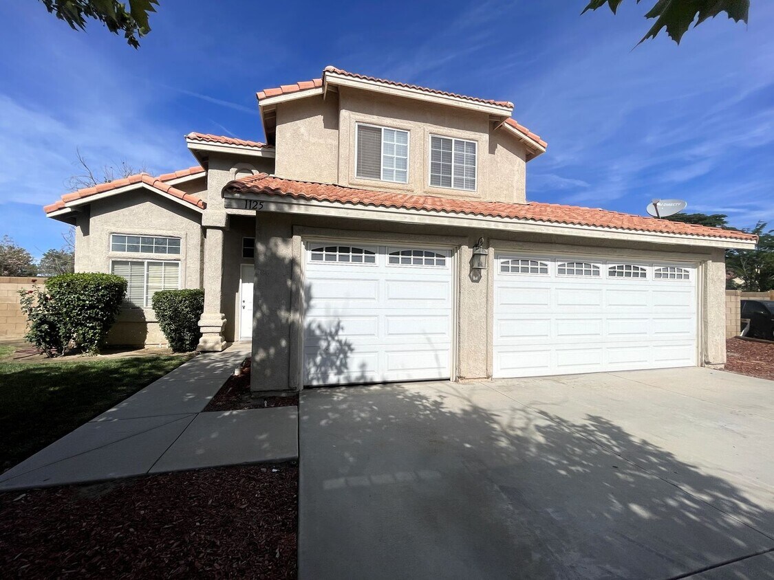 Foto principal - Lancaster 3 bedroom - AVAILABLE NOW!