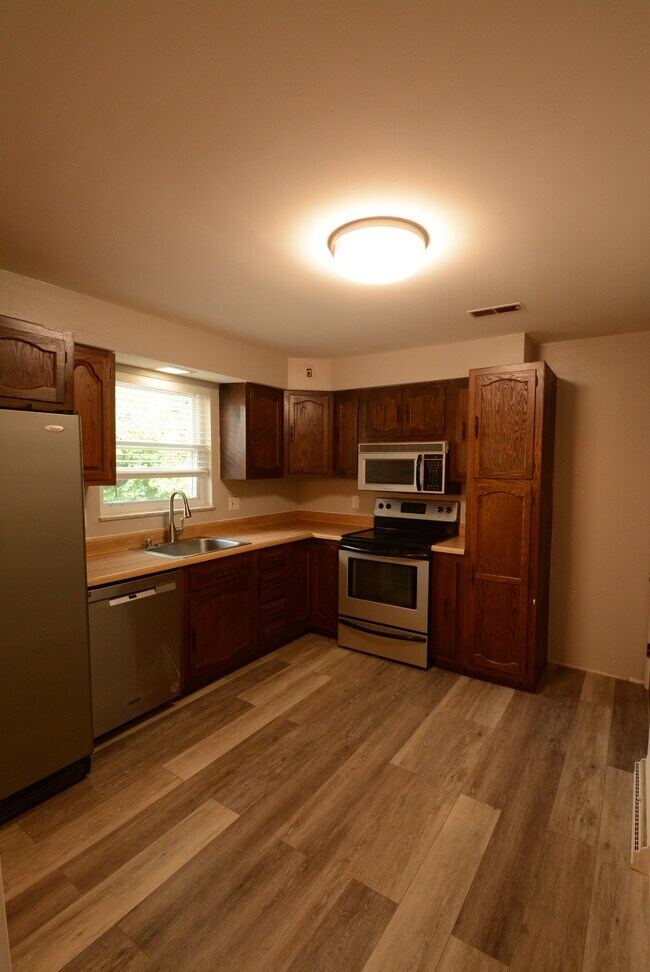 Kitchen - 564 Covedale Ave