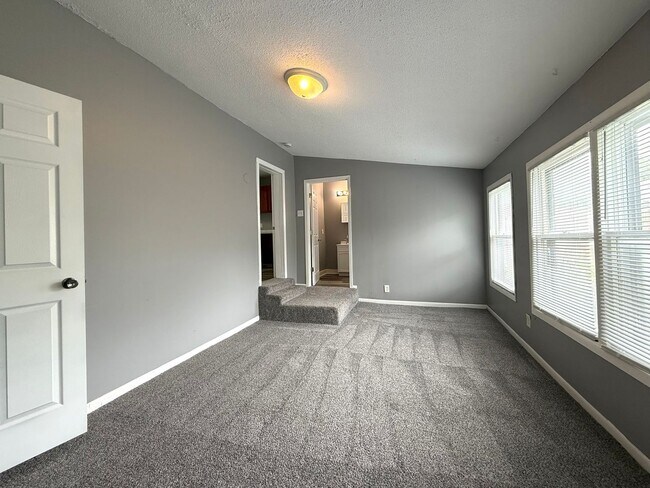 Foto del edificio - Spacious 2 Bed with Bonus Rooms & Fresh Updates