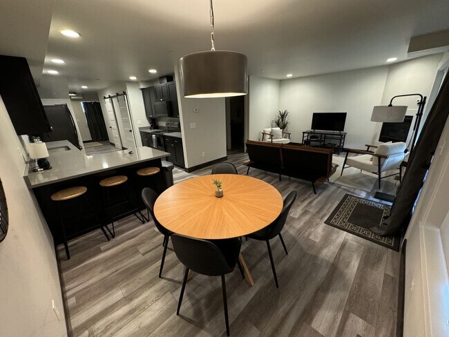 Foto del edificio - Whitefish townhouse for rent! 3 bed 2.5 bath 1 car attached garage. Walking distance to downtown ...