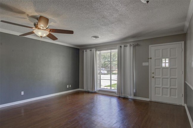 Building Photo - 407 Hillside Dr