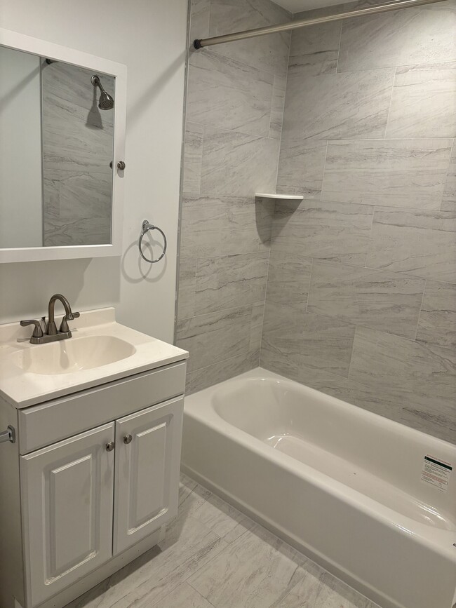 Renovated bathroom - 5481 Quentin St