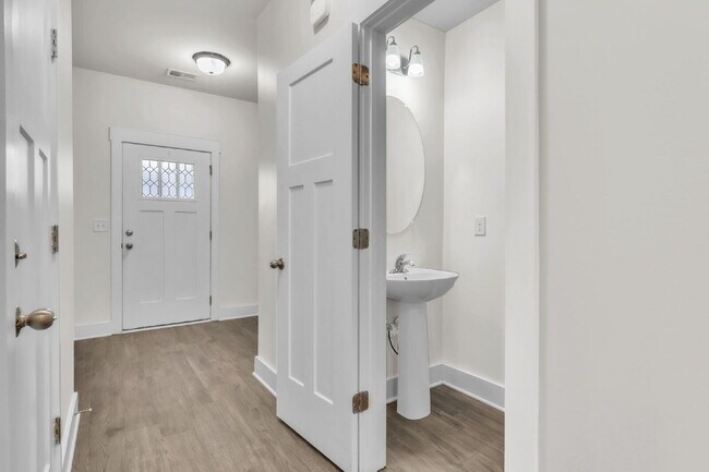 Foto del edificio - Beautiful 3 BR, 2.5 BA Townhome in highly ...