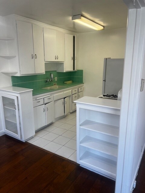 kitchen - 5707 San Vicente Blvd