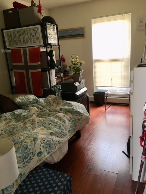 dormitorio de la planta baja - 2105 Goss Cir W