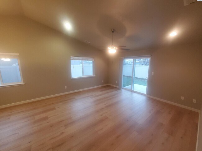 Foto del edificio - Kennewick Rambler with 3 Car Garage