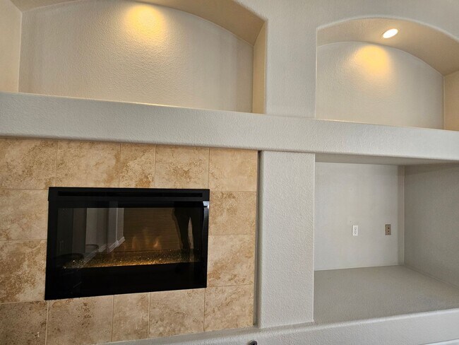 Building Photo - Beautiful Townhome - Great Location - Gara...