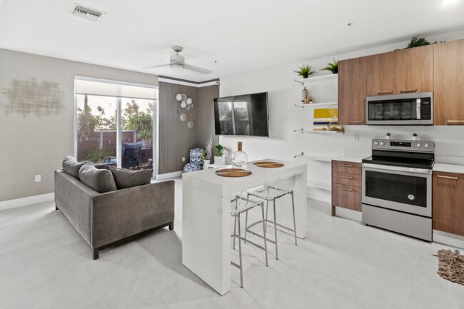 Building Photo - 410 NE 36th St