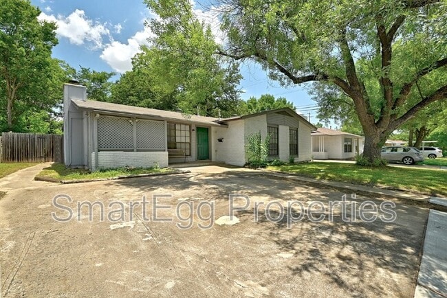 Building Photo - 1612 Broadmoor Dr