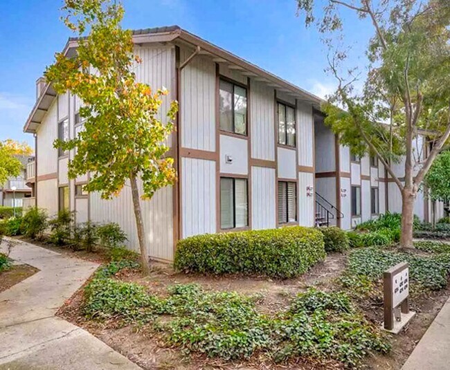 Foto del edificio - Cozy 2 Bedroom Ground Level Condo In The H...
