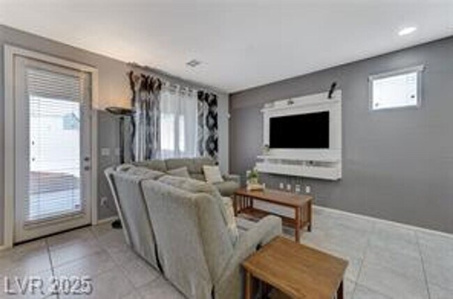 Building Photo - Stunning 3 Bedroom 2.5 baths ready to be c...