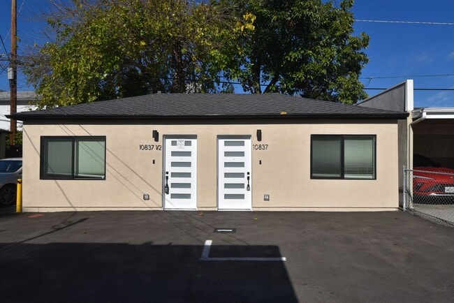 Building Photo - 10839 Moorpark St