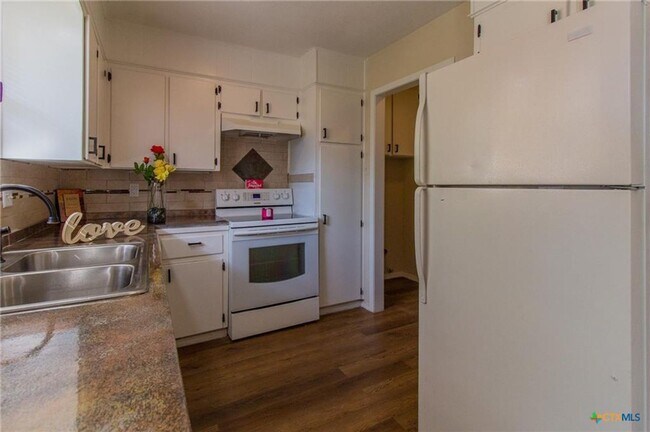 Building Photo - 4-bedroom house! Large back yard!