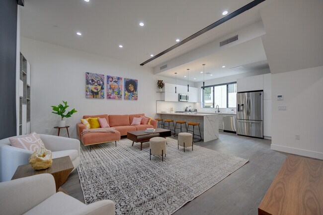 Foto del edificio - 4422 Riley Dr