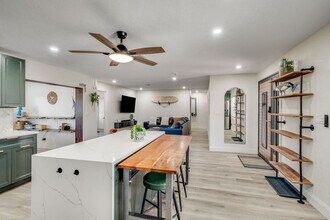 Building Photo - 415 N Shore Dr