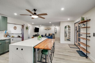 Building Photo - 415 N Shore Dr