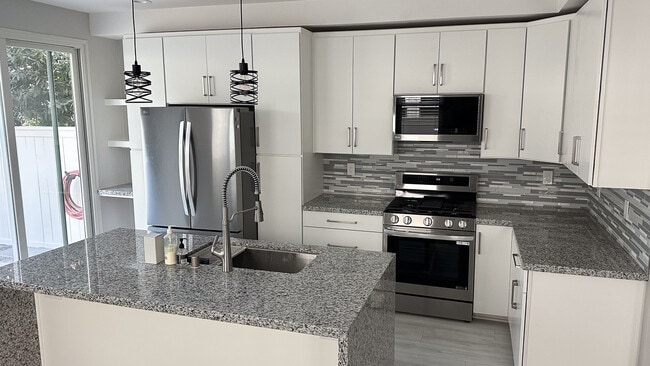 Building Photo - 608 Silver Berry Pl