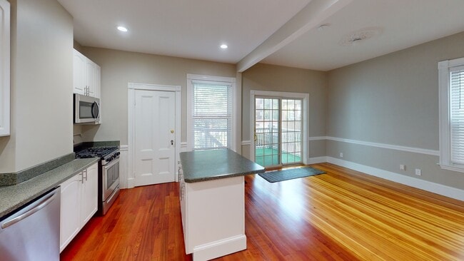 Building Photo - 398 K St