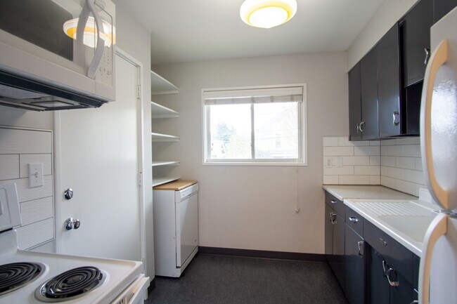 Foto del edificio - Mid-Century 2-bedroom Near OHSU Ready Mid-...
