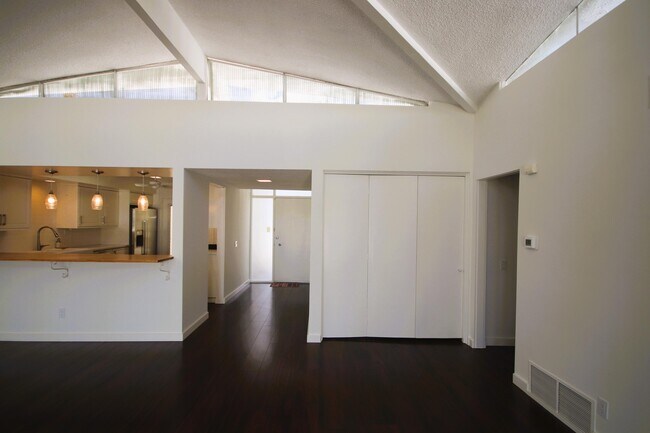 Building Photo - 2364 S Sky View Dr