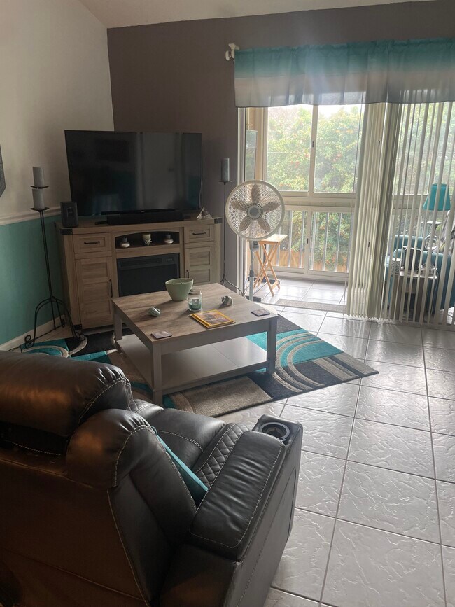 Fotografía del edificio - 6424 Spring Flower Dr