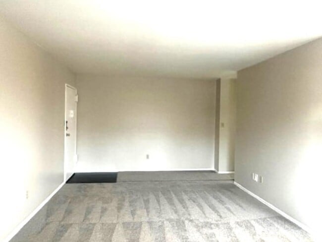 Building Photo - 8 Manchester Ct