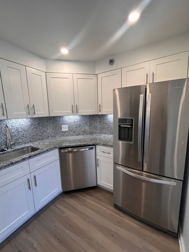 Dishwasher and Refrigerator with Water/Ice in Door - 2020 Walnut St