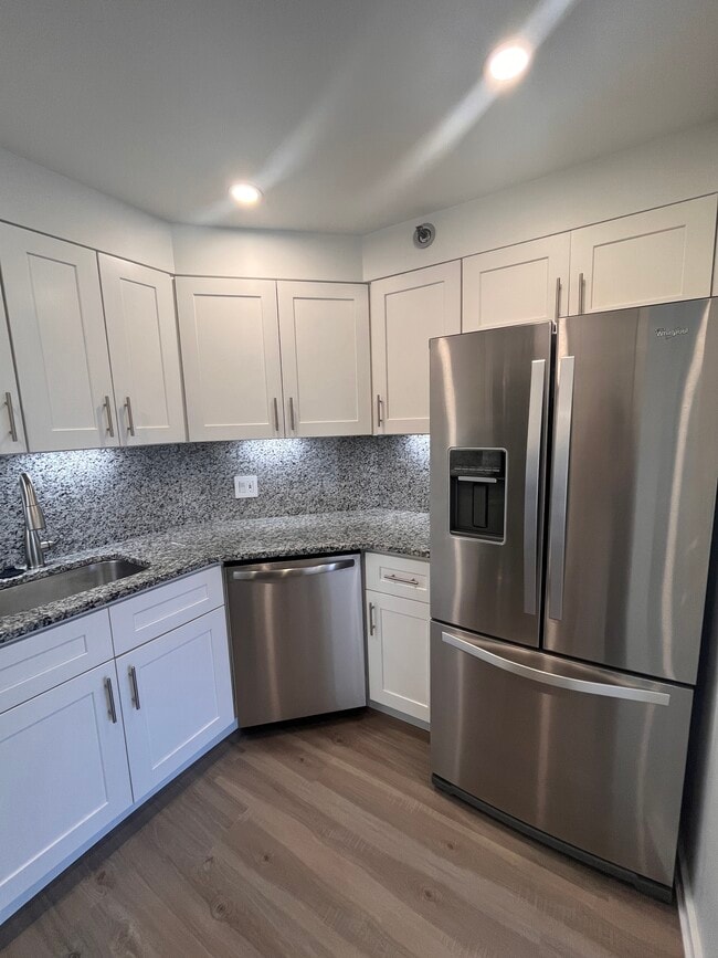Dishwasher and Refrigerator with Water/Ice in Door - 2020 Walnut St
