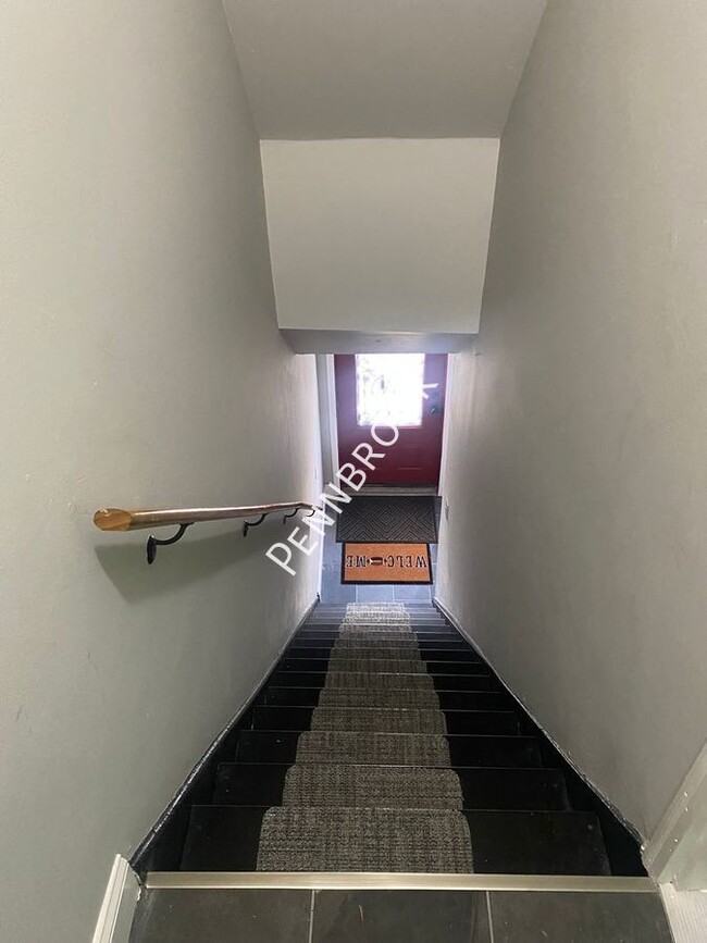 Building Photo - Modern 2 Bed/1 Bath Bi-Level