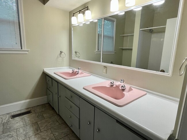 Foto del edificio - 306 E Scarritt St