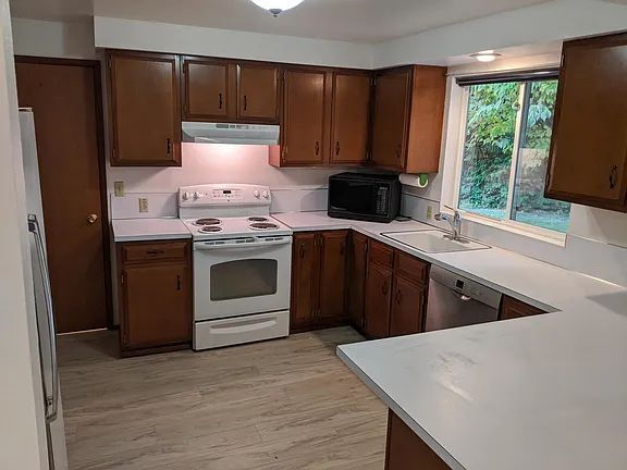 Foto del edificio - **Beautifully Maintained Bothell Rambler with Large Fenced Yard**- FOR RENT- Available September 6th