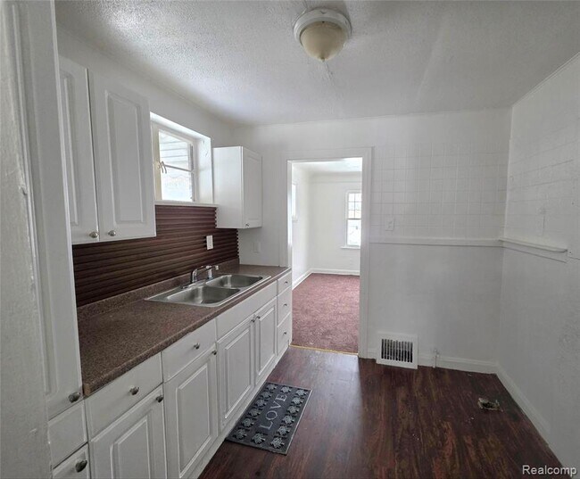 Foto del edificio - 18244 Lenore Ave