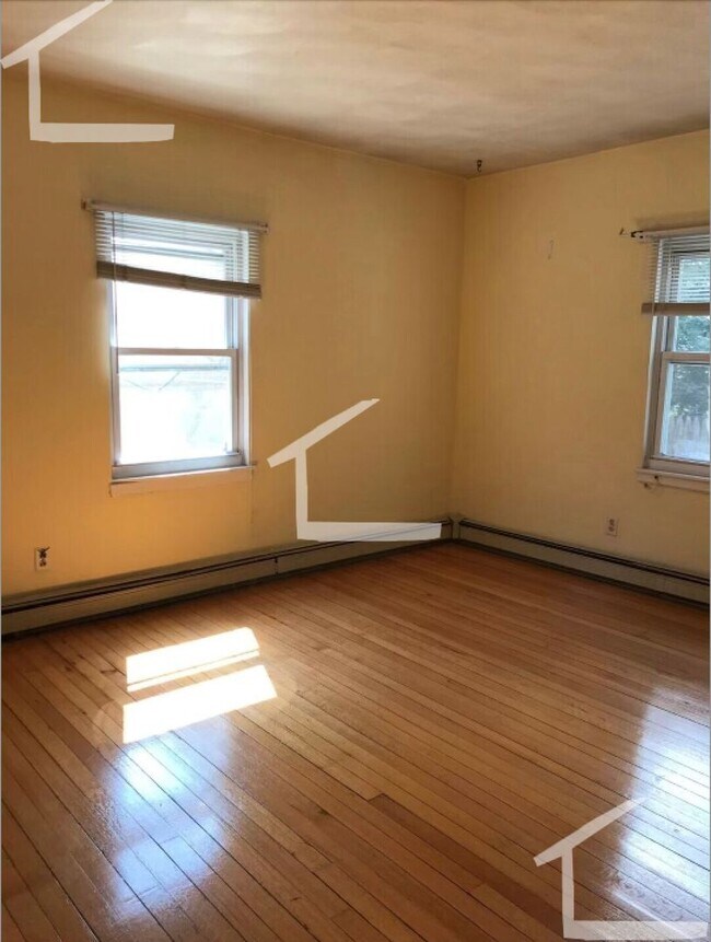 Building Photo - Spacious two bedroom in Brighton for Septe...